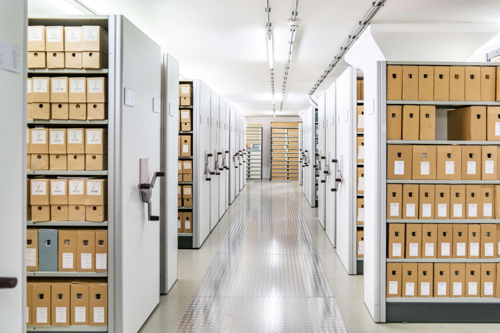 Caixas de documentos empresariais organizadas para guarda externa